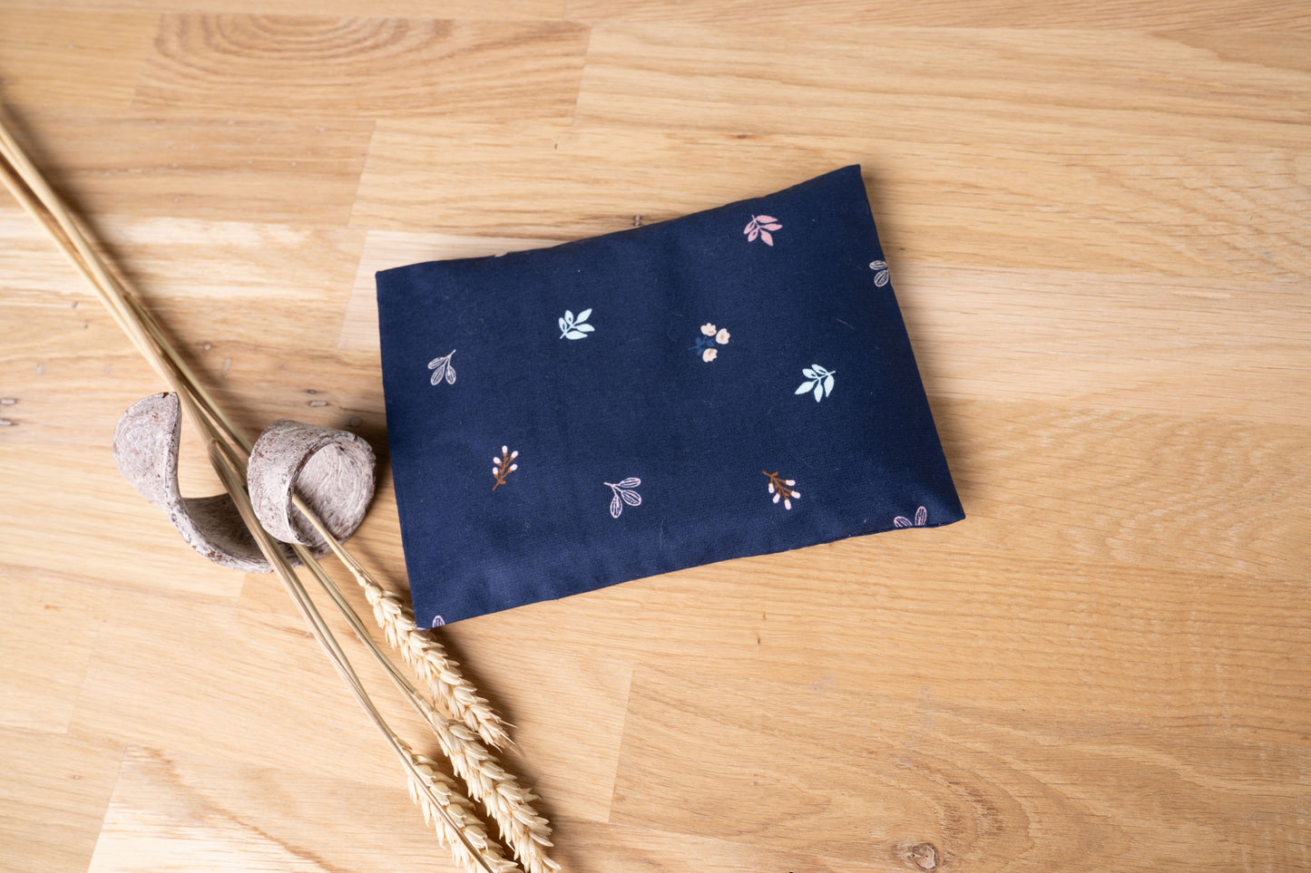 Wärme & Kühlkissen Kirschkern 13x17cm schenkefreude.ch Marine blau mit Blüten