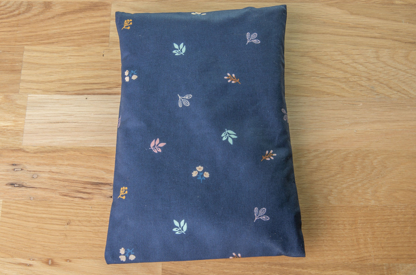 Wärme & Kühlkissen Rapssamen 16x24cm schenkefreude.ch Marine blau mit Blüten